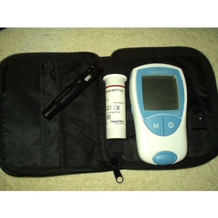 ROCHE COAGUCHEK XS WARFARIN METER MONITOR WITH CASE, 5 EXP STRIPS & FASTCLIX