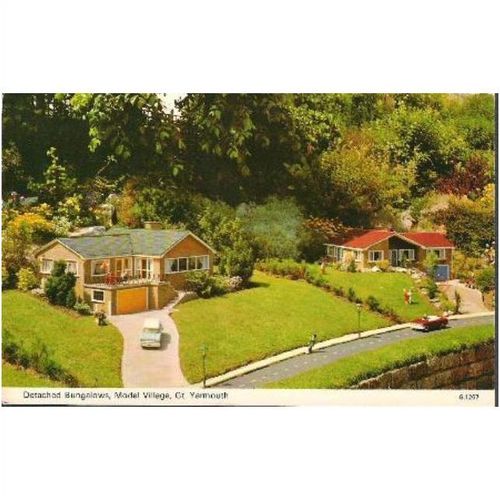 Great Yarmouth, Norfolk - Detached bungalows, Model Village - Dennis postcard