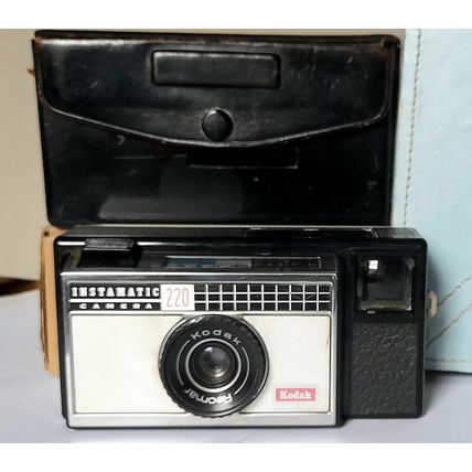 1970,s KODAK INSTAMATIC 220 FILM CAMERA and CASE
