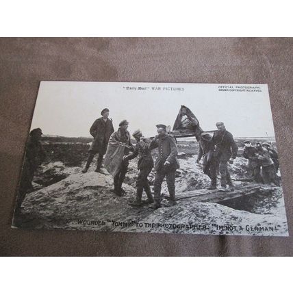 Daily Mail Battle pictures Postcard - World War 1 - Injured Tommy - British Army