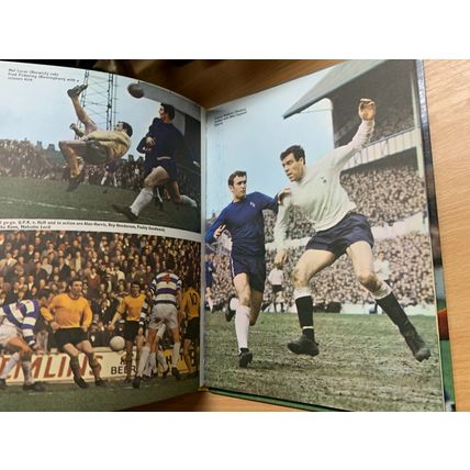 1968 "CHARLIE BUCHAN'S SOCCER GIFT BOOK 1968-69" FOOTBALL ANNUAL HB BOOK (P4)