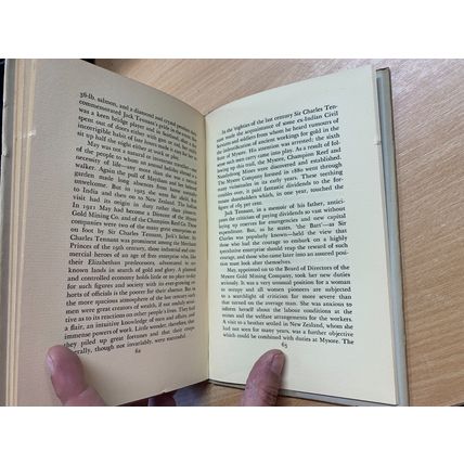 SIGNED COPY* 1ST ED 1949 "MAY TENNANT" VIOLET MARKHAM HARDBACK BOOK (P3)