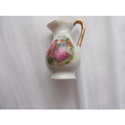 JUG / CERAMIC MINITURE DEPICTING TWO LOVERS (03/02) # # #