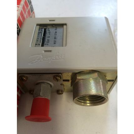 NEW Danfoss KP1, 100 PSIG ,060-2002 Pressure Switch,CX