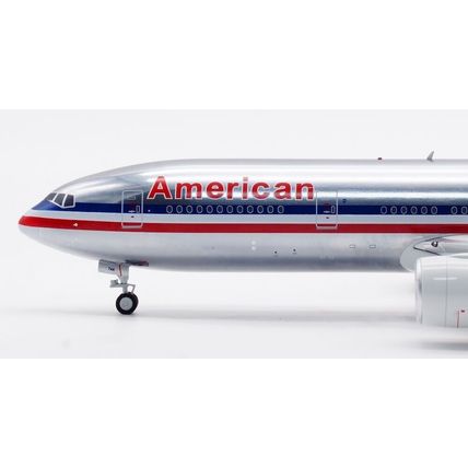 B777-200 AMERICAN AIRLINES REG: N779AN W/STAND - INFLIGHT 200 IF772AA0922P 1/200
