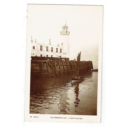 Yorkshire postcard Scarborough Lighthouse