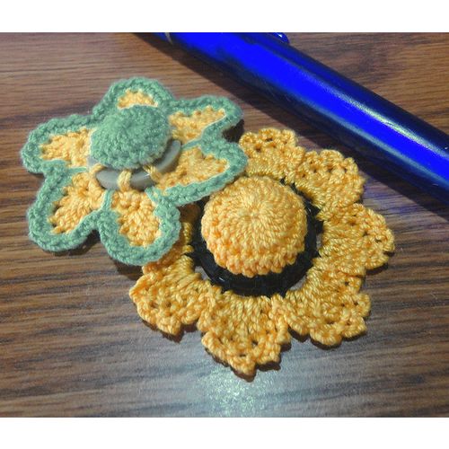 Button flowers #bf014 lot of 2 crochet decoration adornment embellishment motif