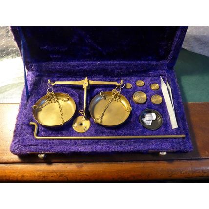 Vintage BRASS weighing scales in velvet case + weights 100mg - 10g