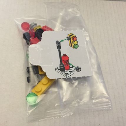 NEW Marvel Lego Spider-Man City Traffic Light, Street Sign & Newspaper Dispenser