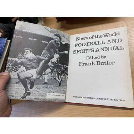 1974 "NEWS OF THE WORLD FOOTBALL & SPORTS ANNUAL" UK SOCCER HB BOOK (P4)