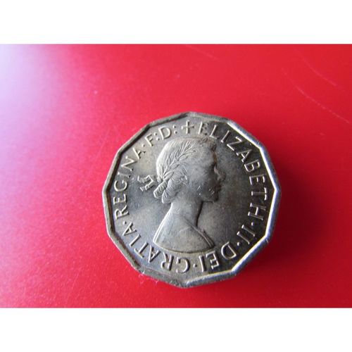 1967 QUEEN ELIZABETH II BRASS THREEPENCE DATED - COIN - 5 FREE POST. AAY