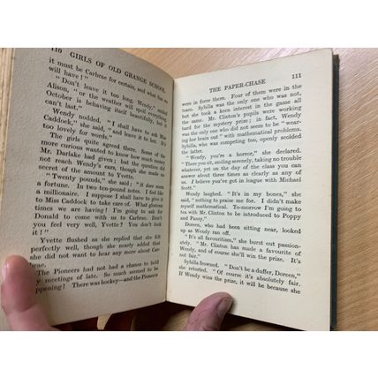 c1920s MAY WYNNE "THE GIRLS OF OLD GRANGE SCHOOL" FICTION HARDBACK BOOK (P3) AA