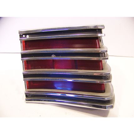 1967 CHRYSLER TOWN & COUNTRY WAGON COMPLETE RH TAILLIGHT OEM