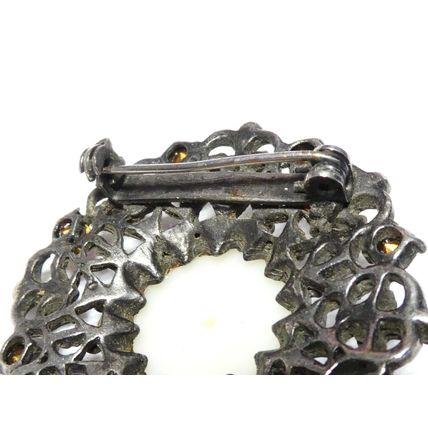 VINTAGE Pewter Ornate Scroll Frame Red Rhinestone & Faux Pearl Cabochon BROOCH