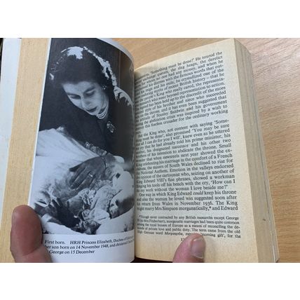 1979 ROBERT LACEY "MAJESTY" QUEEN ELIZABETH II BIOGRAPHY PAPERBACK BOOK (P3)