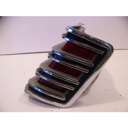 1967 CHRYSLER TOWN & COUNTRY WAGON COMPLETE RH TAILLIGHT OEM