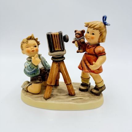 Hummel Celebration CLUB 25 Yrs 1977-2002 Camera Ready Porcelain Figurine Goebel