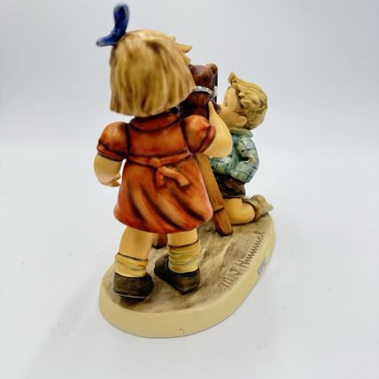 Hummel Celebration CLUB 25 Yrs 1977-2002 Camera Ready Porcelain Figurine Goebel