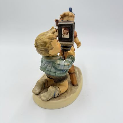Hummel Celebration CLUB 25 Yrs 1977-2002 Camera Ready Porcelain Figurine Goebel