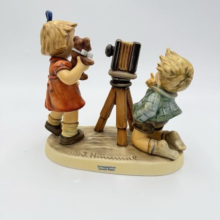 Hummel Celebration CLUB 25 Yrs 1977-2002 Camera Ready Porcelain Figurine Goebel