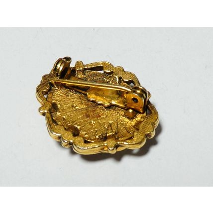 VINTAGE Small Goldtone Framed Glass Printed Fragonard Courting Couple BROOCH.