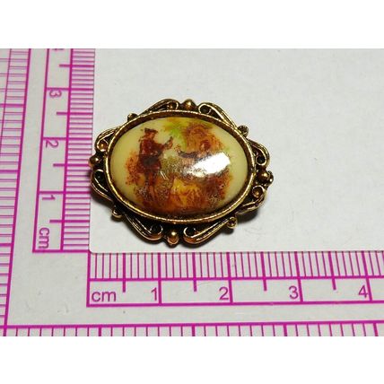 VINTAGE Small Goldtone Framed Glass Printed Fragonard Courting Couple BROOCH.