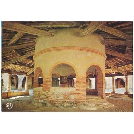 82 - Auvillar - intérieure de la hall aux grains