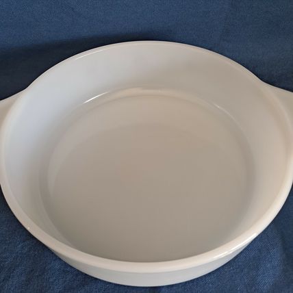 Vintage DYNAWARE CASSEROLE DISH Pyr-O-Rey Daisy Milk Glass Pan Bowl 8" Baking