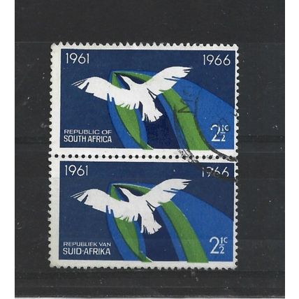 SouthAfrica.SG263 2 1/2d Bird in Flight Pair.Fine Used.Aug25a