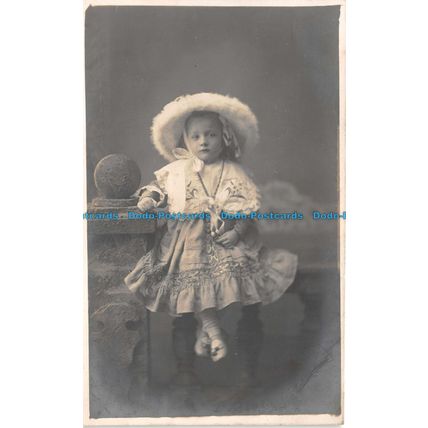 R136962 Little Girl. Hat. Old Photography. Postcard