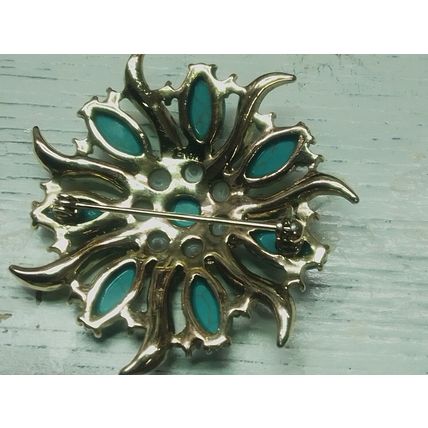 Vintage Monet Faux Turquoise and Pearl Gold Tone Sunburst Brooch Pin