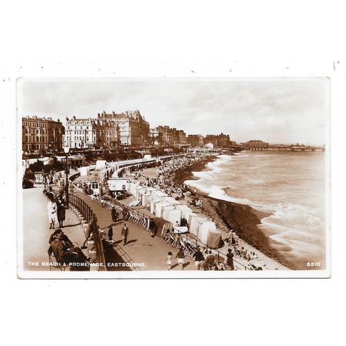 SUPERB REAL PHOTOGRAPHIC POSTCARD BEACH AND PROMENADE EASTBOURNE SUSSEX (1529)