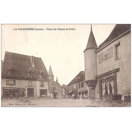 42 - La Pacaudière - place du champ de foire