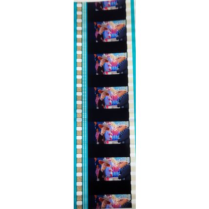 Pk GEB - i - MIX - d088J . 1 STRIP OF 5 - 35MM FILM CELLS. ( Despicable Me ? )