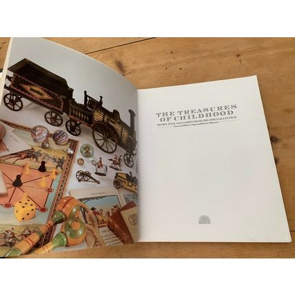 1995 "THE TREASURES OF CHILDHOOD" ILLUSTRATED LARGE HEAVY PAPERBACK BOOK (XX)