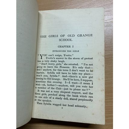 c1920s MAY WYNNE "THE GIRLS OF OLD GRANGE SCHOOL" FICTION HARDBACK BOOK (P3) AA