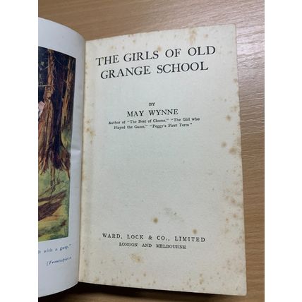 c1920s MAY WYNNE "THE GIRLS OF OLD GRANGE SCHOOL" FICTION HARDBACK BOOK (P3) AA