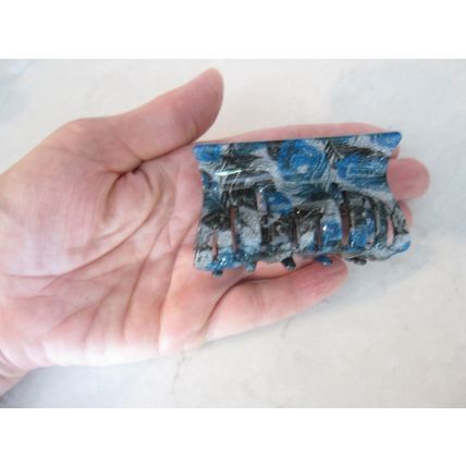 Blue or red glitter leaf design hair claw clip