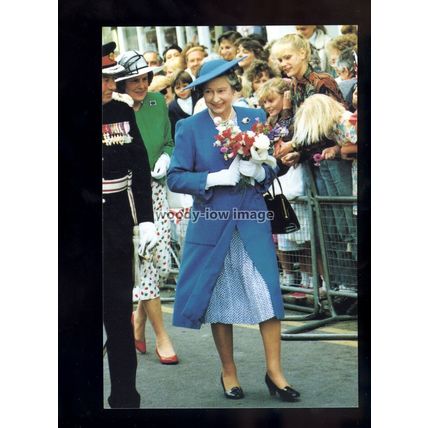 er622 - HM. The Queen's walkabout at Windsor and Eton in May 1990 - postcard