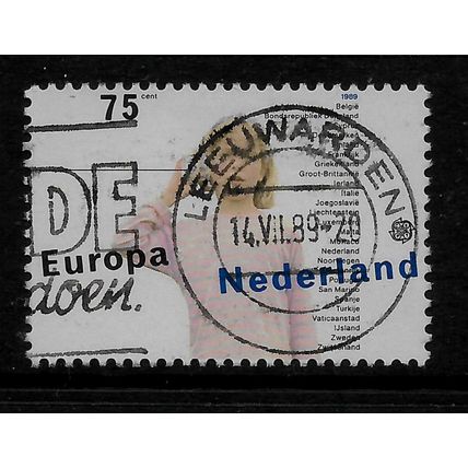 NETHERLANDS 1989 EUROPA CHILDRENS GAMES GIRL WITH HOMEMADE TELEPHONE SG 1556 FU