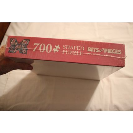 GRACEFUL GARDEN 700 PIECE SHAPED PUZZLE MOSTLY SEALED BUTTERFLIES