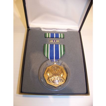 US ARMY MILITARY ACHIEVEMENT MEDAL RIBBON & LAPEL PIN IN PRESENTATION CASE