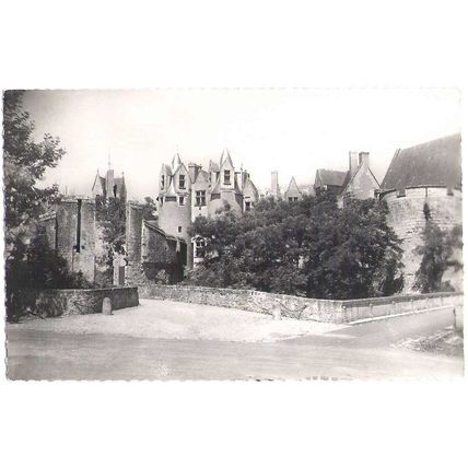 49 - Montreuil-Bellay - entrée du château
