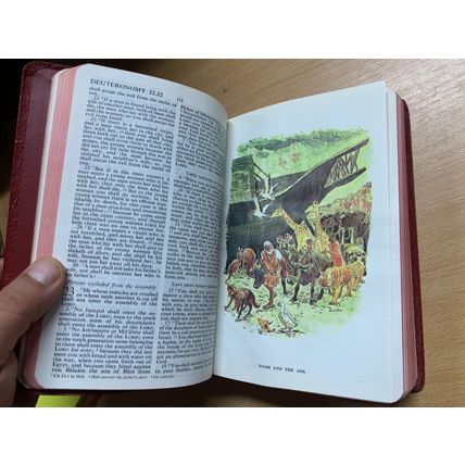1971 HOLY BIBLE KING JESUS WORDS IN RED USA FAUX LEATHER BOOK (P4) ref:Y104