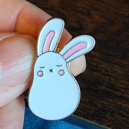 Animals "WHITE RABBIT" Collectable Badge / pin 1.6 cm x 2.8 cm BA48