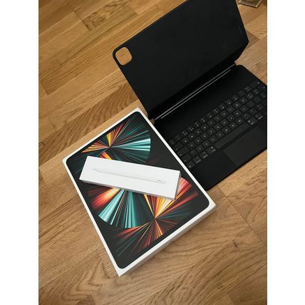 Apple iPad Pro 5th Gen 128GB, Wi-Fi+5G(Unlocked), 12.9 in Silver w/Pen+Keyboard