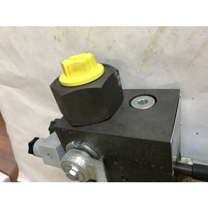 NEW HYDAC SAF20E16Y1-T330A HYDRAULIC ACCUMULATR SAFETY VALVE,DB12120A-011,AH