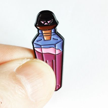 Potion Bottle Enamelled Pin Badge Metal 3 cm x 1.1 cm Badges Enamel BA135