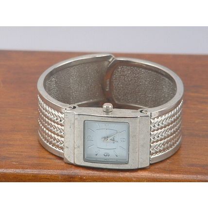 Pre-Owned Women’s Silver Color Fancy Bracelet Fashion Analog Watch