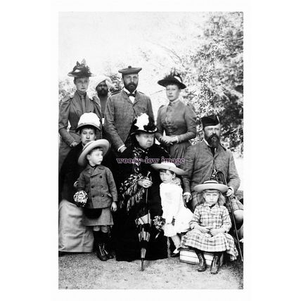 rs1753 - Queen Victoria with her large Family & Indian Servant - print 6x4